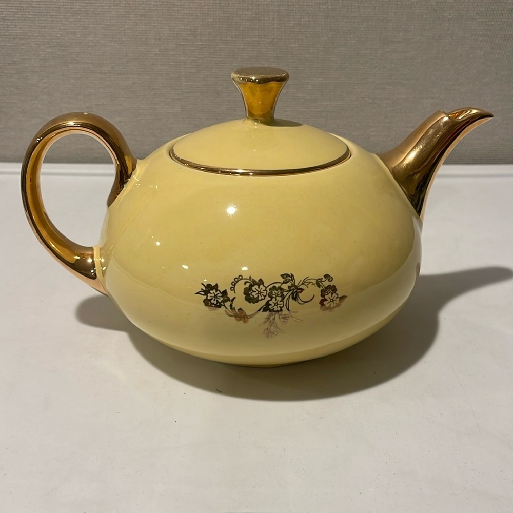 Yellow/Gold Musical Teapot